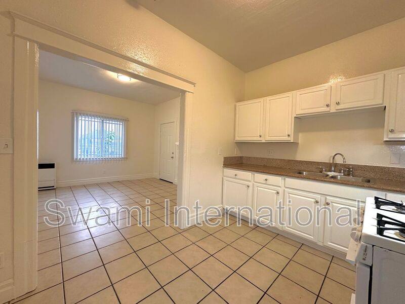 House for rent at 932 W 62nd St, Los Angeles, CA 90044