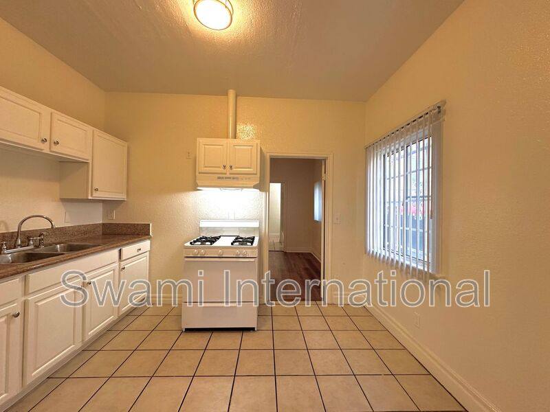 House for rent at 932 W 62nd St, Los Angeles, CA 90044