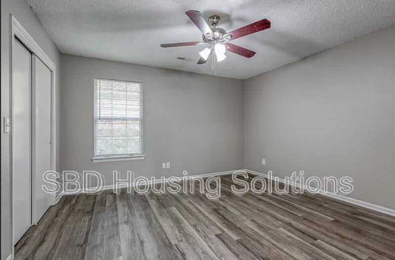Townhouse for rent at 106 NE Dogwood St #D, Oak Grove, MO 64075