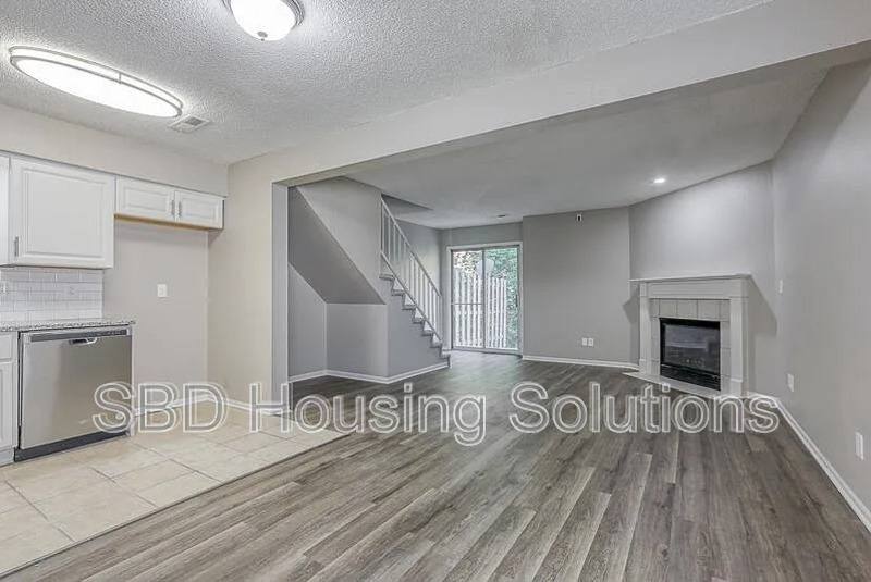 Townhouse for rent at 106 NE Dogwood St #D, Oak Grove, MO 64075