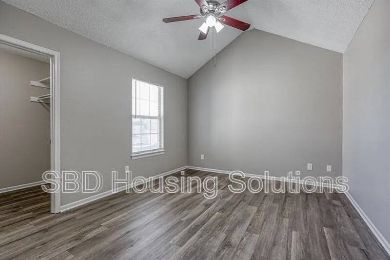 Townhouse for rent at 106 NE Dogwood St #D, Oak Grove, MO 64075