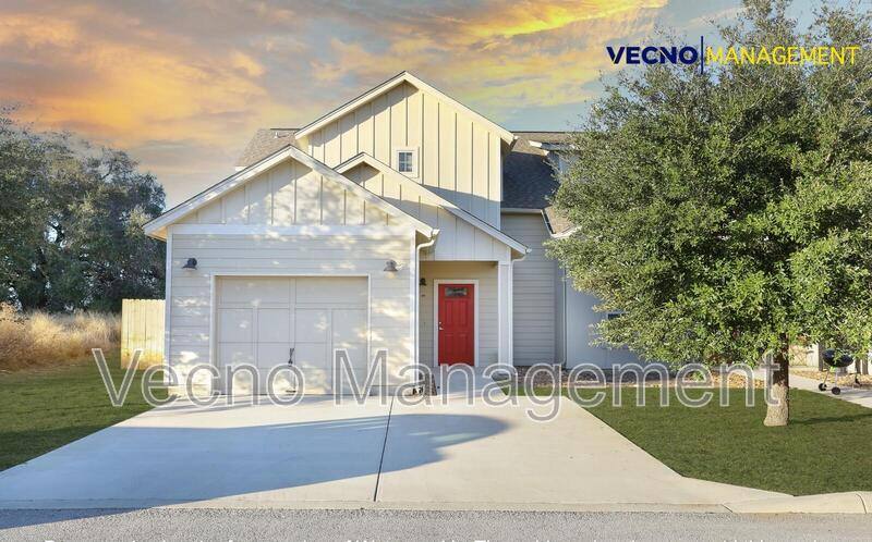 Townhouse for rent at 211 Circle Court, Pleasanton, TX 78064