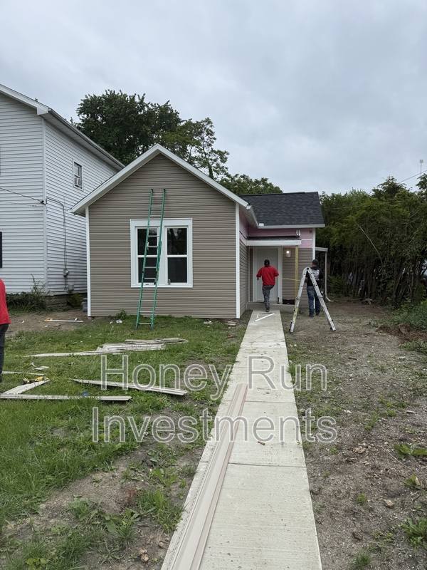 House for rent at 722 N Elizabeth St, Lima, OH 45801