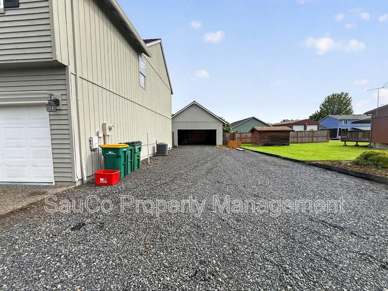 House for rent at 34333 E Columbia Ave, Scappoose, OR 97056