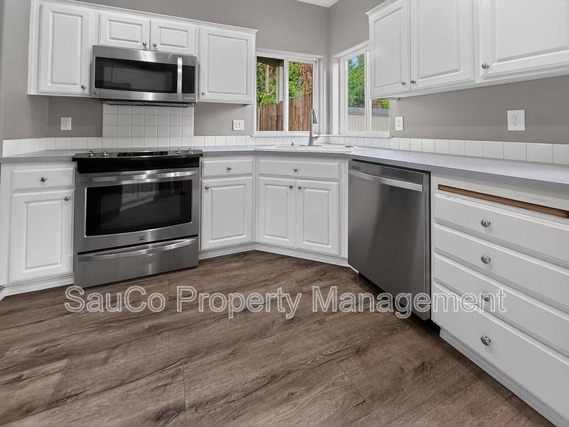 House for rent at 34333 E Columbia Ave, Scappoose, OR 97056