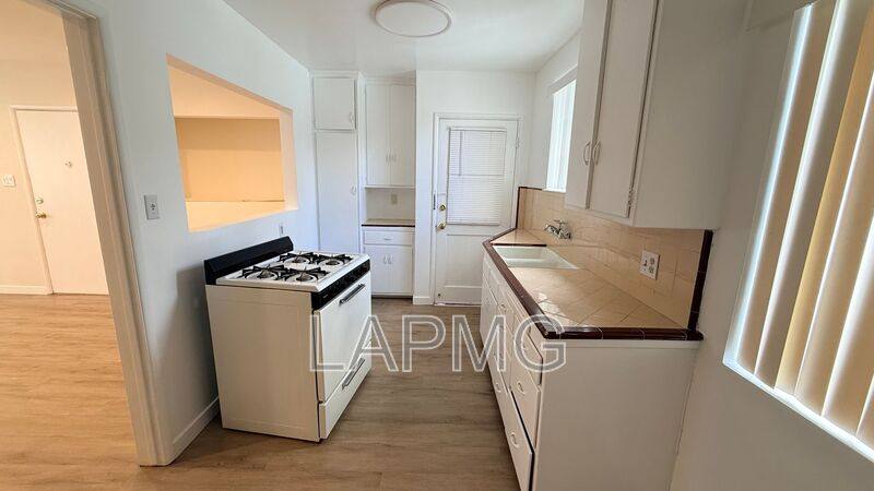 House for rent at 4433 Hazeltine Ave #4433 1 2, Sherman Oaks, CA 91423