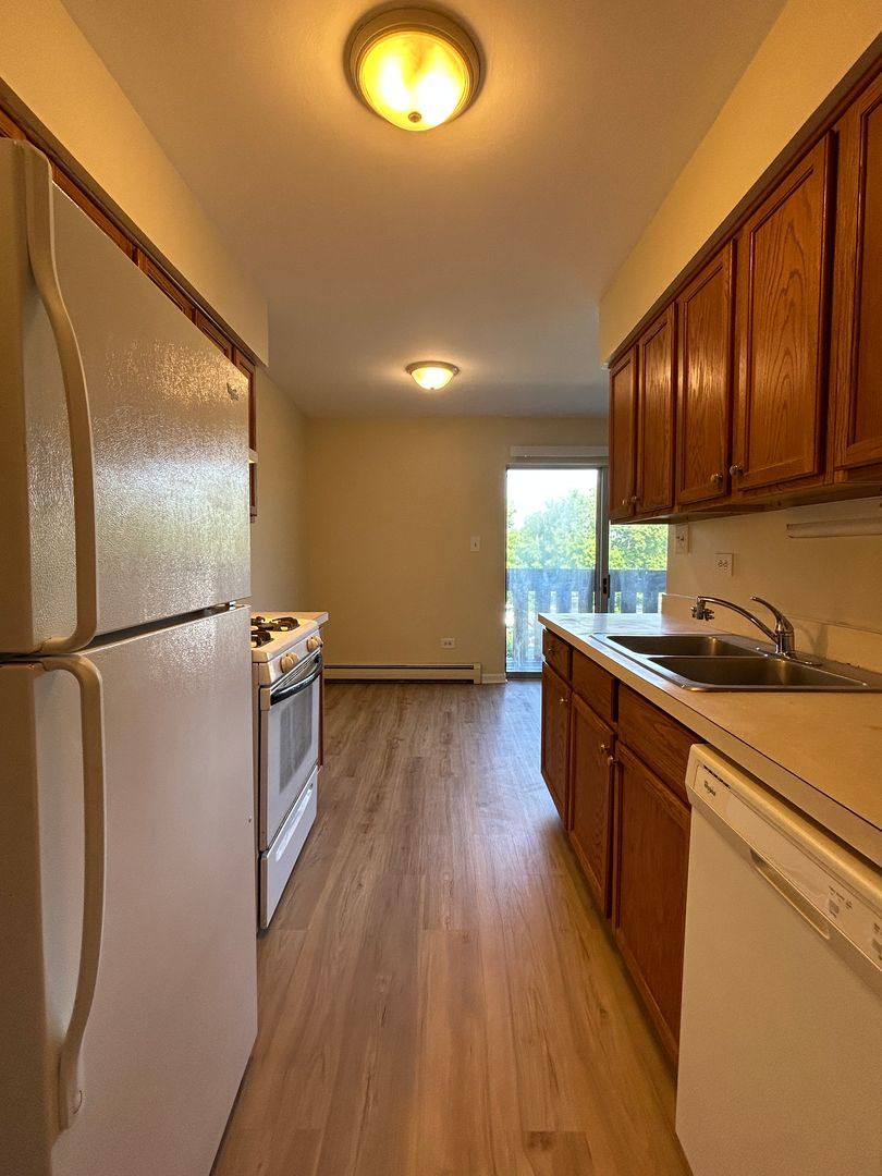 Apartment for rent at 1077 Dickens Way, Schaumburg, IL 60193