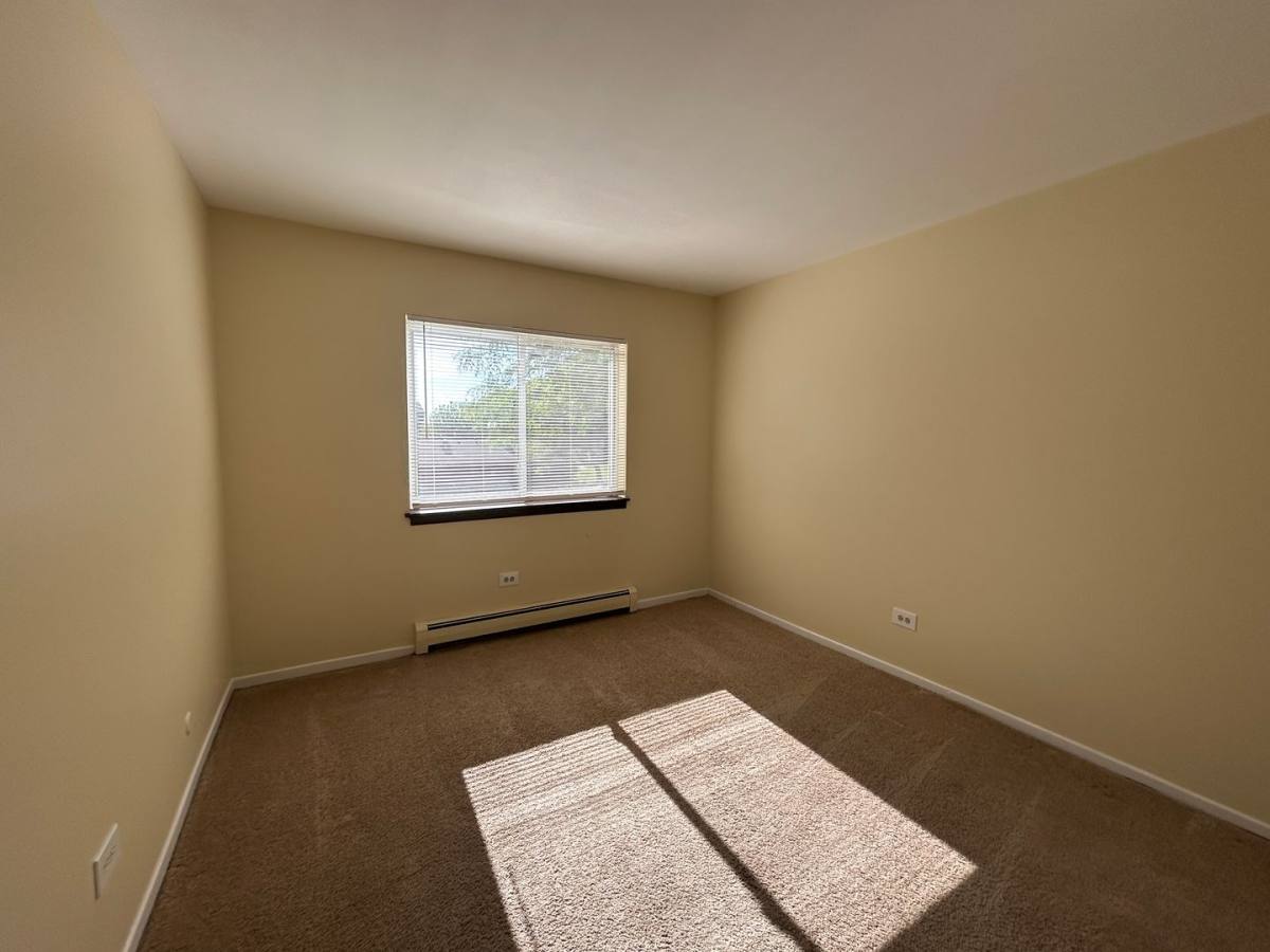 Apartment for rent at 1077 Dickens Way, Schaumburg, IL 60193