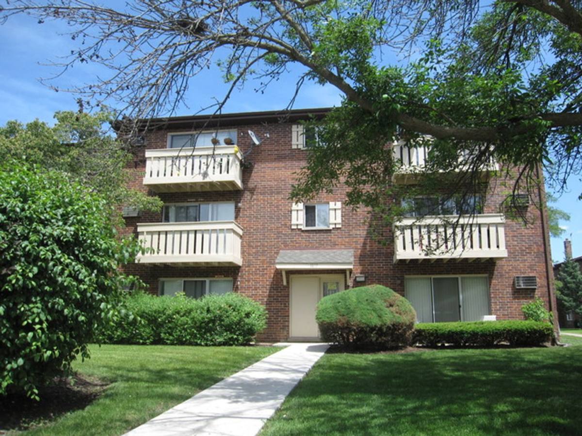 Apartment for rent at 1077 Dickens Way, Schaumburg, IL 60193