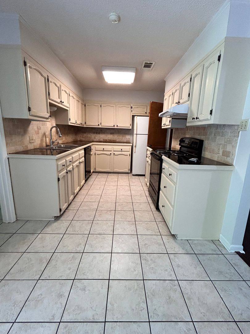 House for rent at 1138 Brookhollow Dr, Baton Rouge, LA 70810