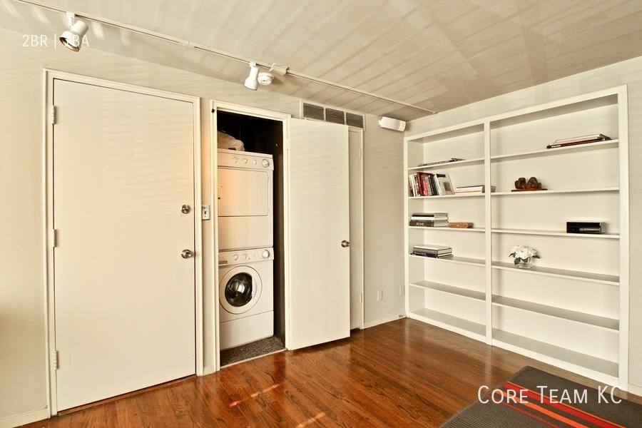 Apartment for rent at 1020 W 44th St, Kansas City, MO 64111