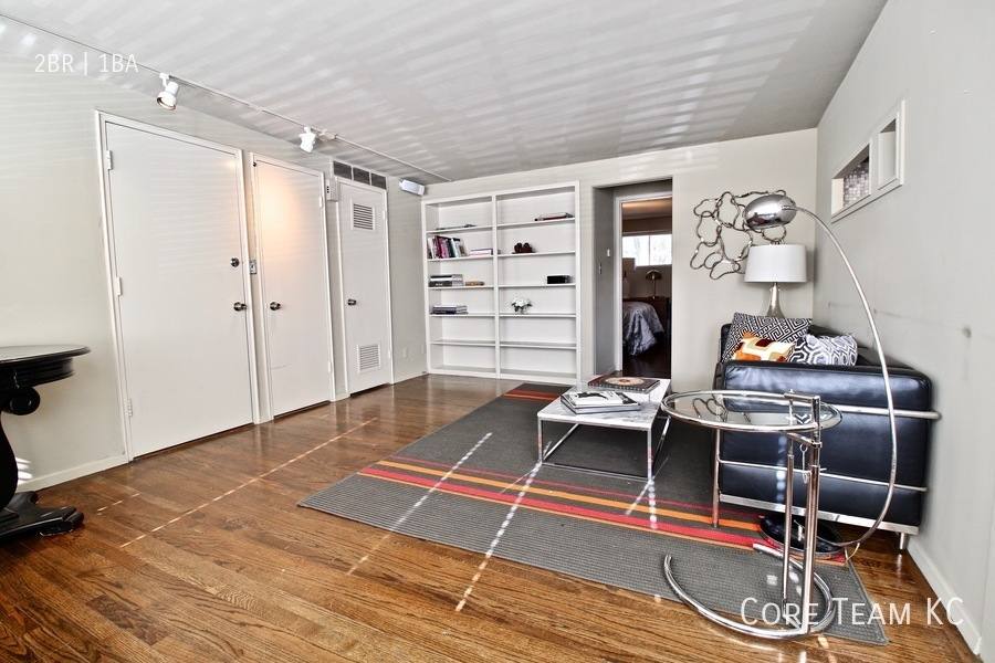 Apartment for rent at 1020 W 44th St, Kansas City, MO 64111
