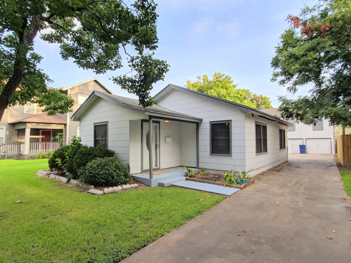Apartment for rent at 128 7th Ave N, Texas City, TX 77590