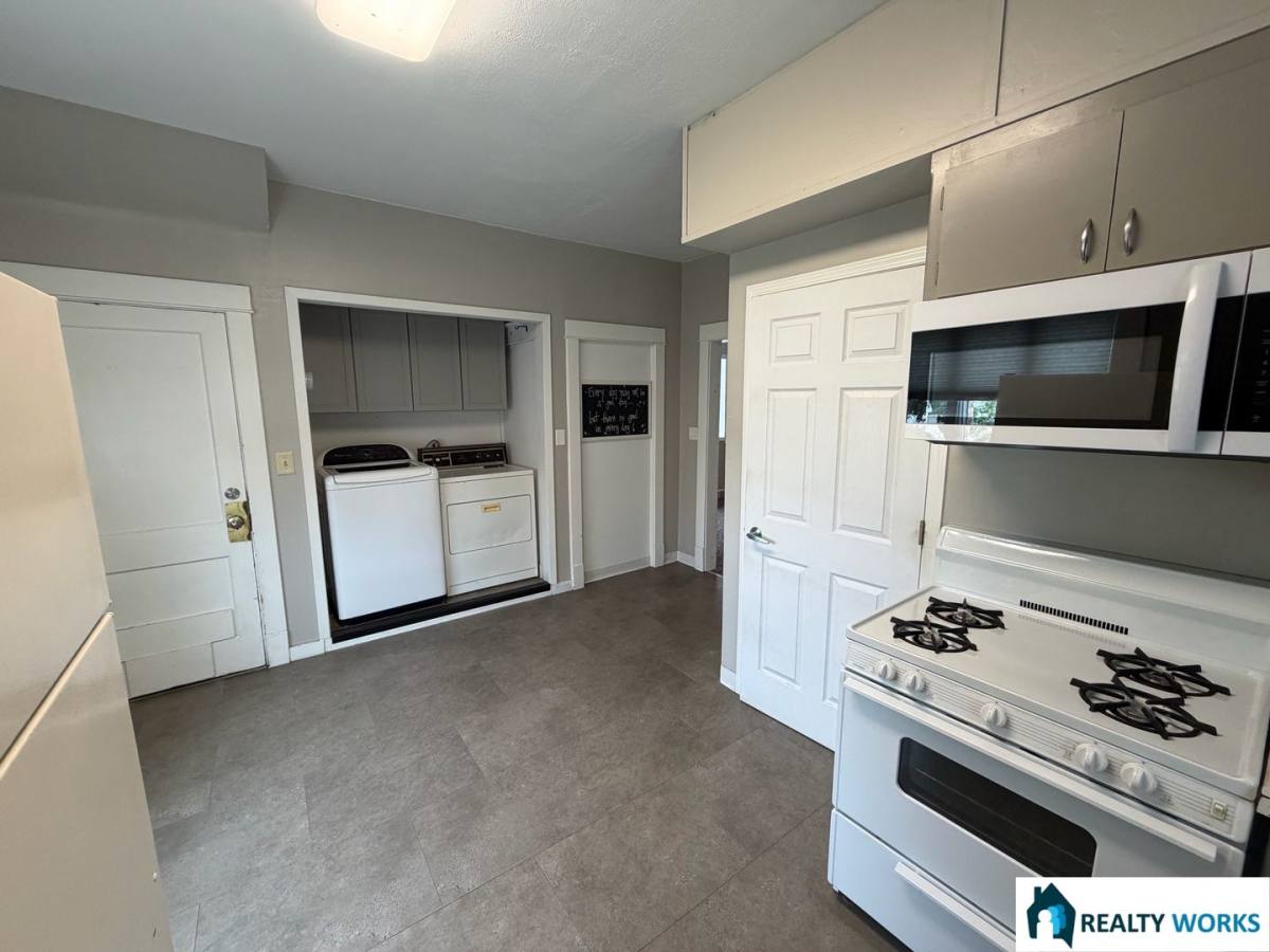 Apartment for rent at 1018 Charleston St, Lincoln, NE 68508