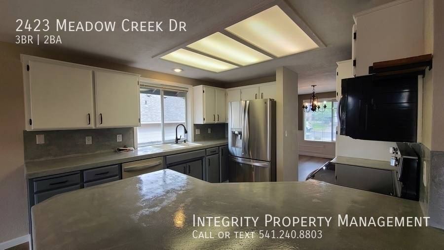 House for rent at 2423 Meadow Creek Dr, Medford, OR 97504