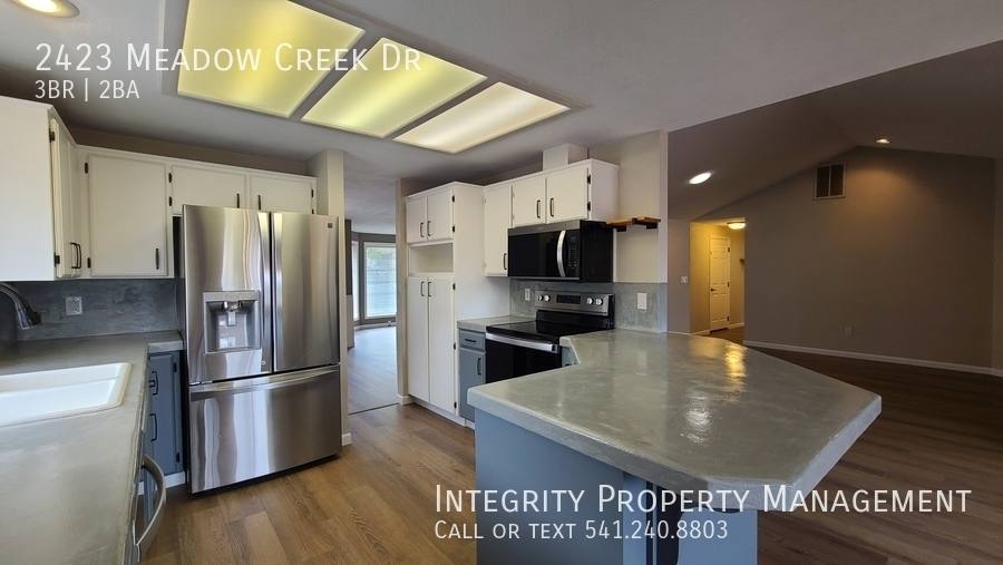 House for rent at 2423 Meadow Creek Dr, Medford, OR 97504