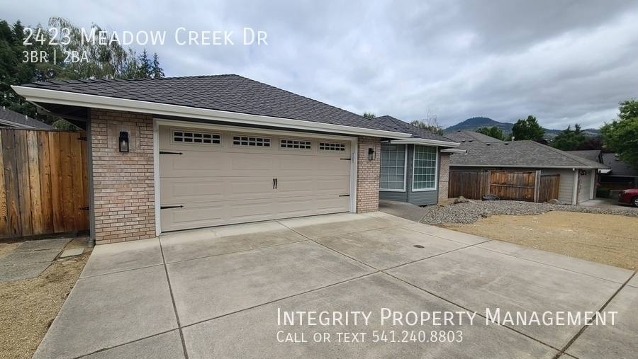 House for rent at 2423 Meadow Creek Dr, Medford, OR 97504