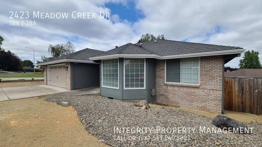 House for rent at 2423 Meadow Creek Dr, Medford, OR 97504