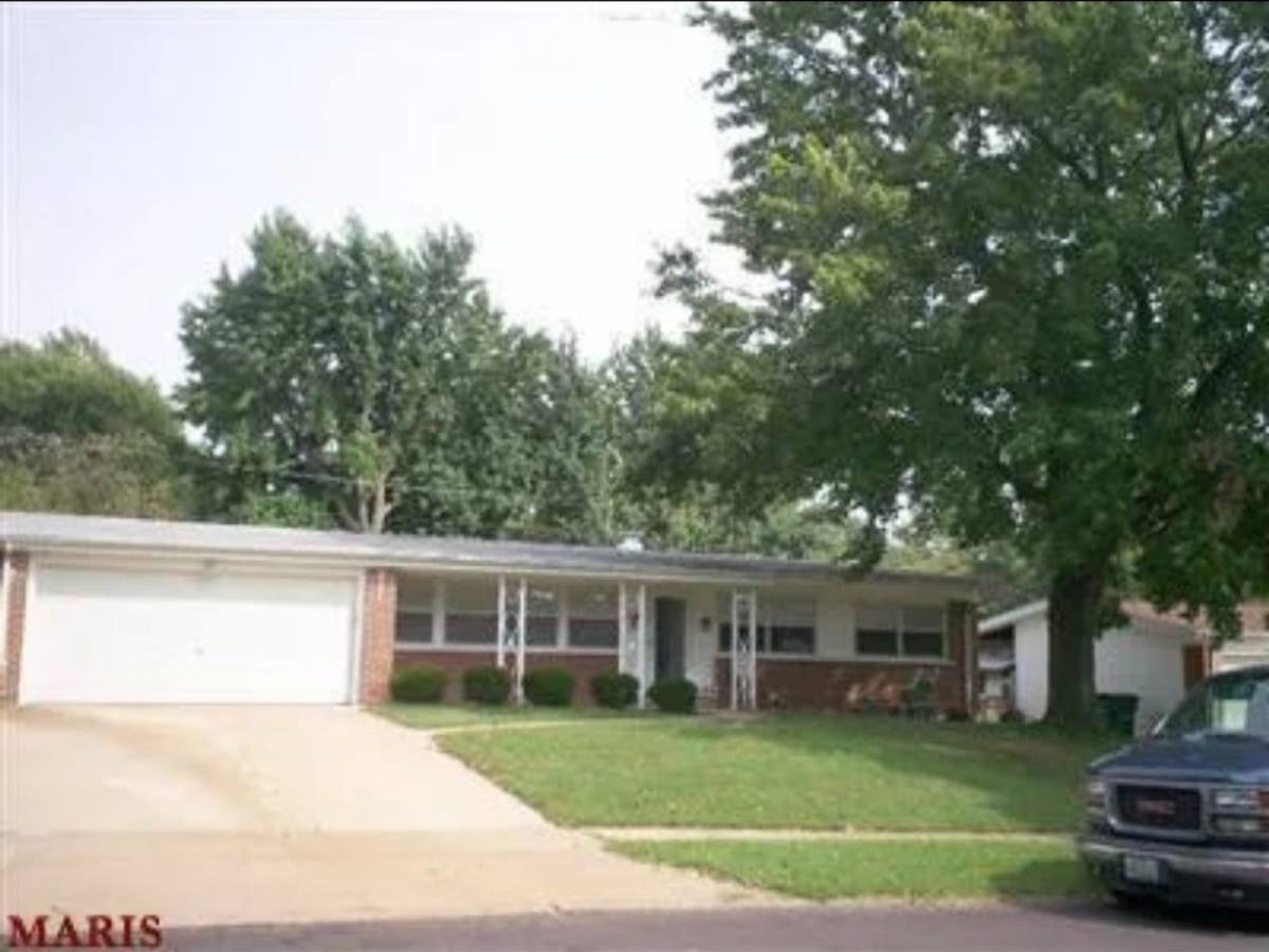 House for rent at 1670 Fairmount Dr, Florissant, MO 63033