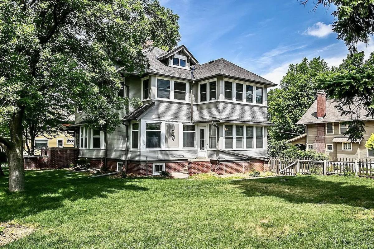 Apartment for rent at 4124 Davenport St, Omaha, NE 68131