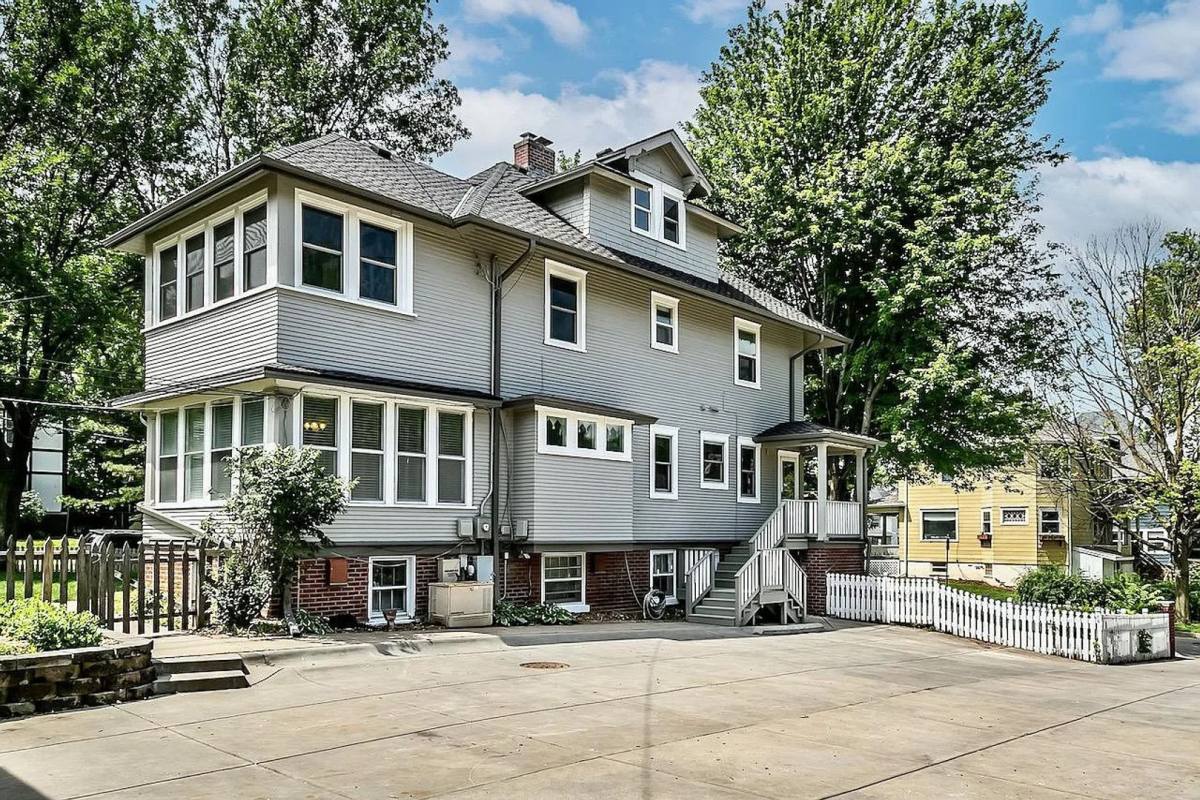 Apartment for rent at 4124 Davenport St, Omaha, NE 68131