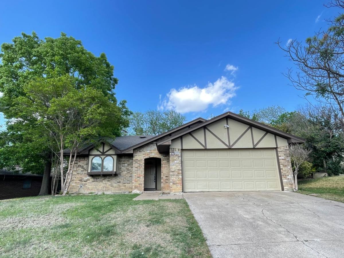 House for rent at 2917 Elsinor Dr, Fort Worth, TX 76116