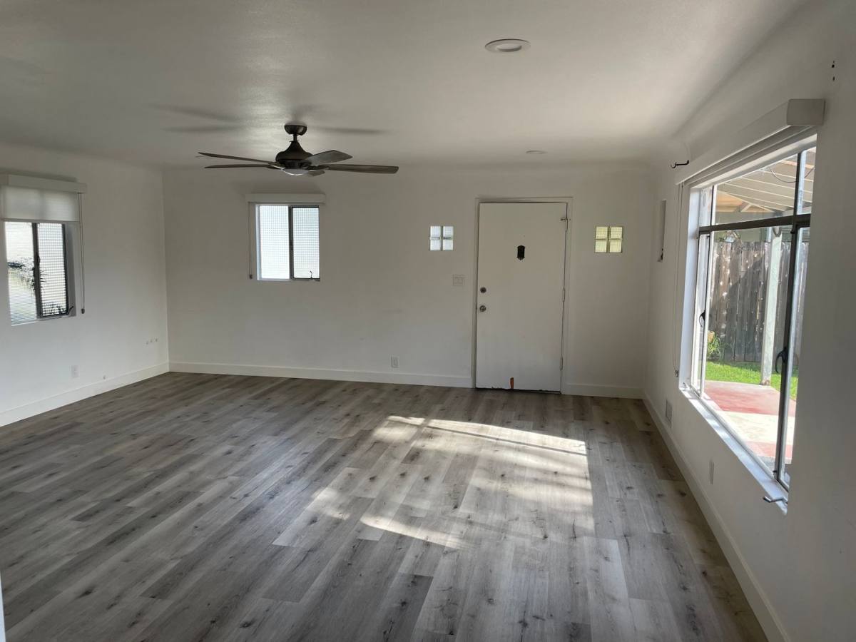 Apartment for rent at 127-131 Broadway, Costa Mesa, CA 92627