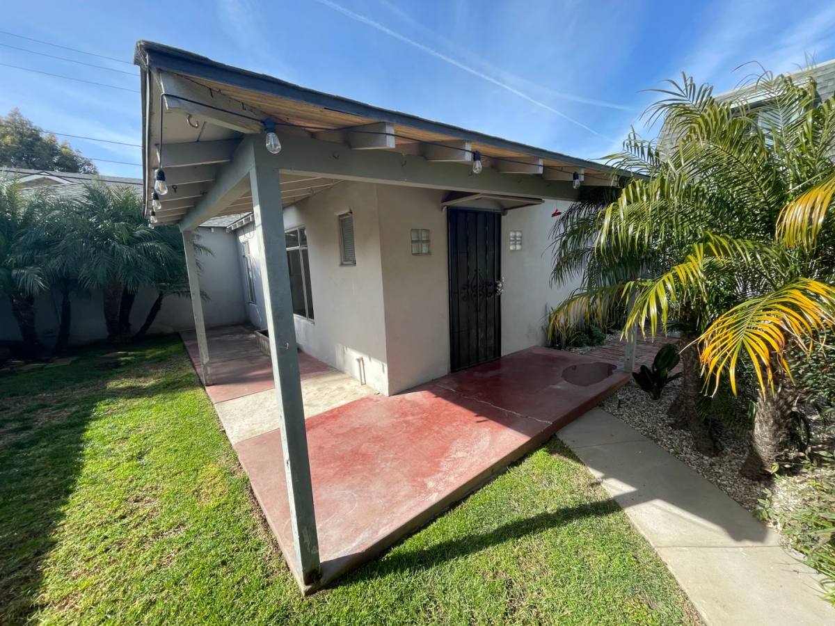 Apartment for rent at 127-131 Broadway, Costa Mesa, CA 92627