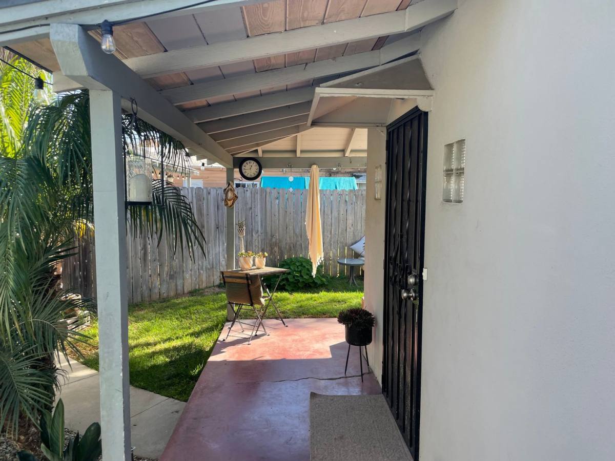 Apartment for rent at 127-131 Broadway, Costa Mesa, CA 92627