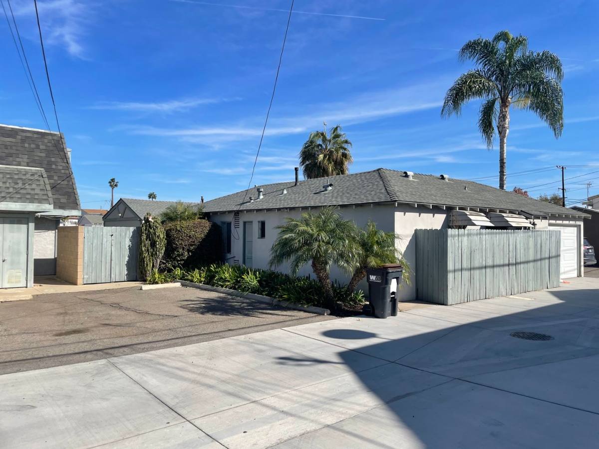Apartment for rent at 127-131 Broadway, Costa Mesa, CA 92627