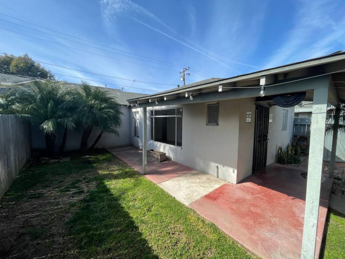 Apartment for rent at 127-131 Broadway, Costa Mesa, CA 92627