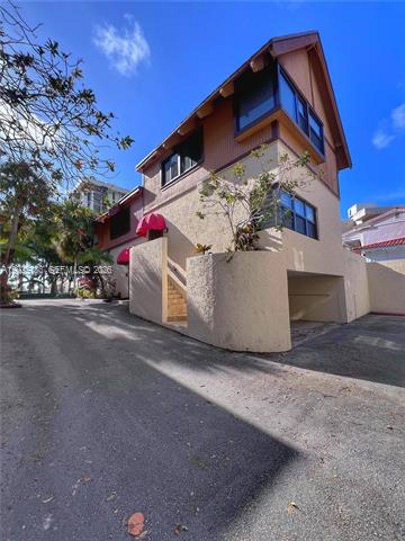 Townhouse for rent at 1890 Brickell Ave, Miami, FL 33129