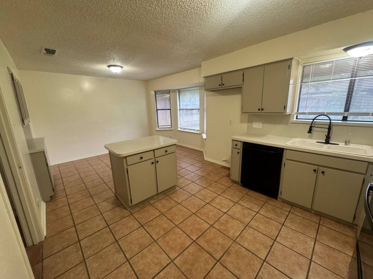 House for rent at 5604 Fireside Dr, Arlington, TX 76016