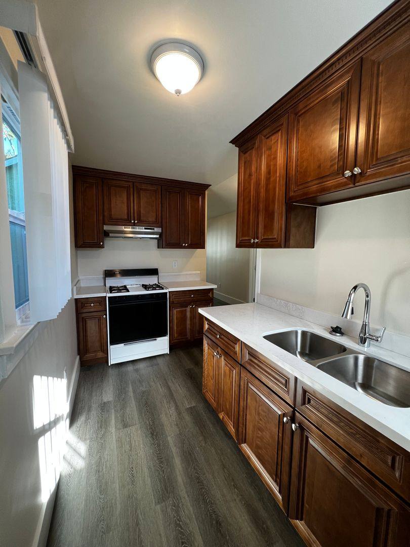 Apartment for rent at 605-609 S Adams St, Glendale, CA 91205