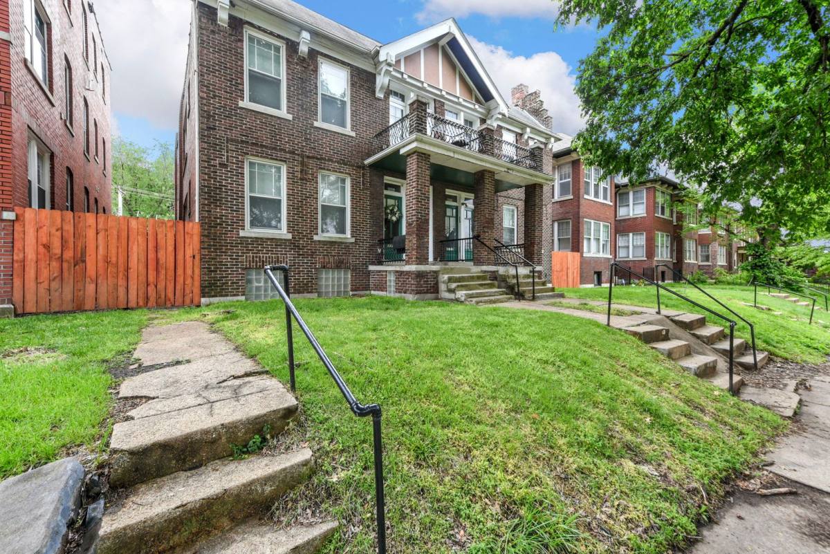 Apartment for rent at 4006-12 Detonty, Saint Louis, MO 63110