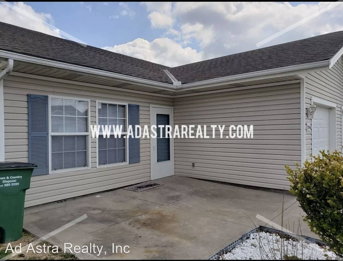 Apartment for rent at 704 Meadow Court, Peculiar, MO 64078