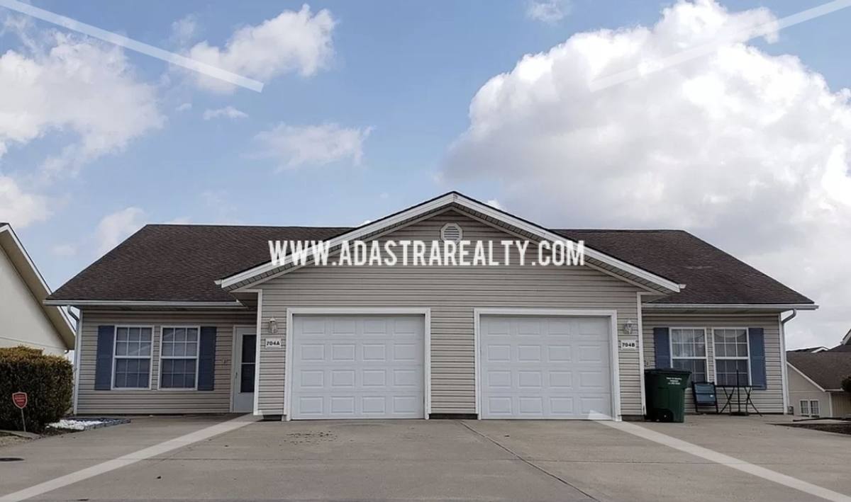 Apartment for rent at 704 Meadow Court, Peculiar, MO 64078
