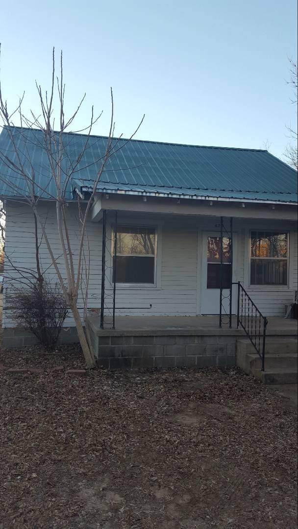 House for rent at 425 SW 3rd St, Newton, KS 67114