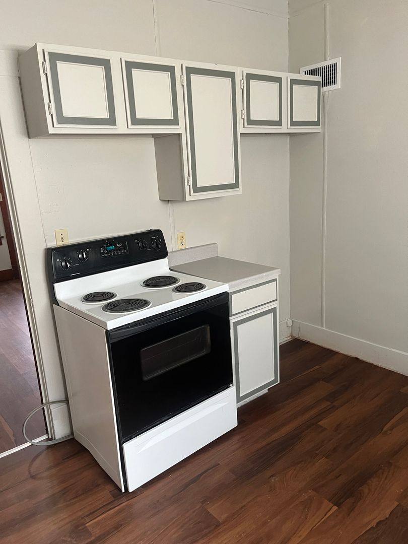 House for rent at 425 SW 3rd St, Newton, KS 67114