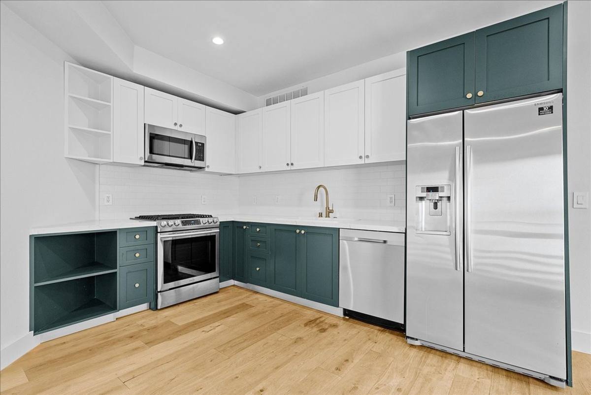 Apartment for rent at 135 N Doheny Dr #202, Los Angeles, CA 90048