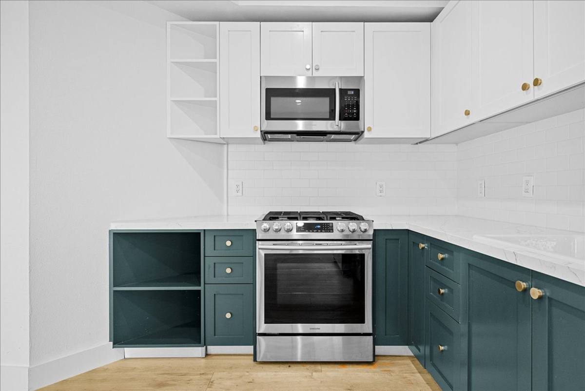 Apartment for rent at 135 N Doheny Dr #202, Los Angeles, CA 90048