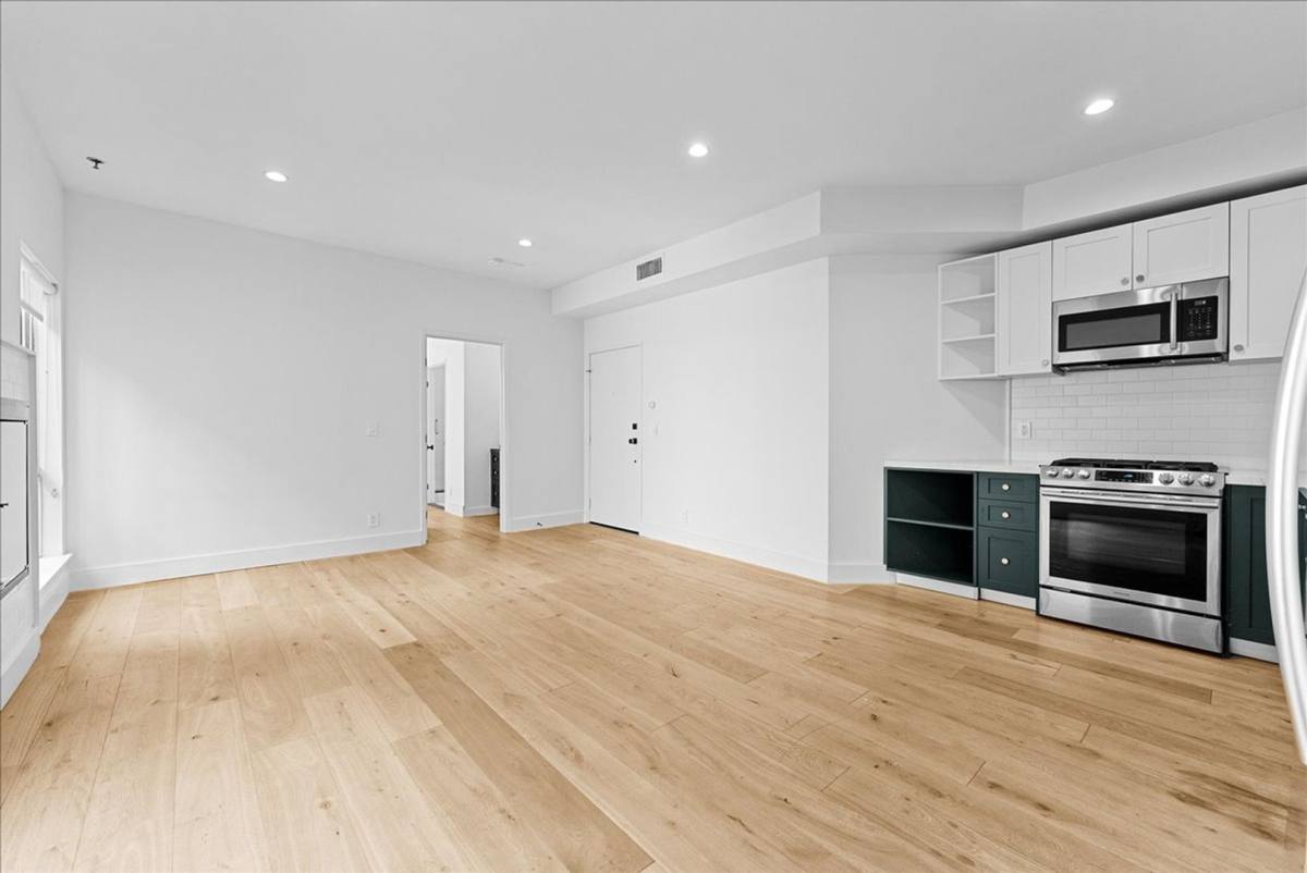 Apartment for rent at 135 N Doheny Dr #202, Los Angeles, CA 90048