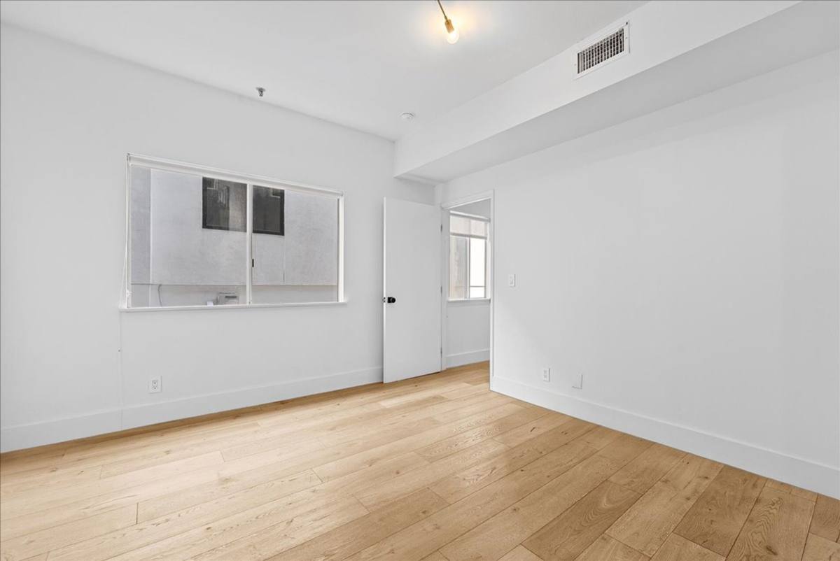 Apartment for rent at 135 N Doheny Dr #202, Los Angeles, CA 90048