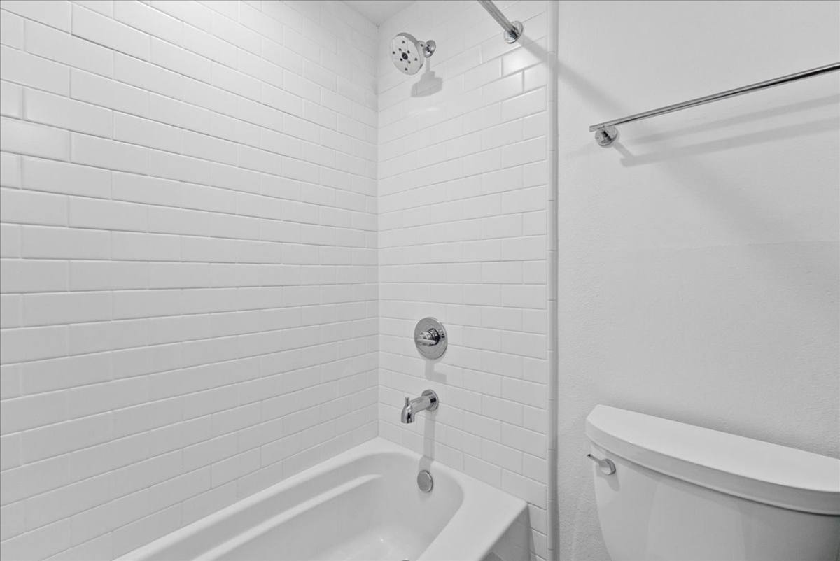 Apartment for rent at 135 N Doheny Dr #202, Los Angeles, CA 90048