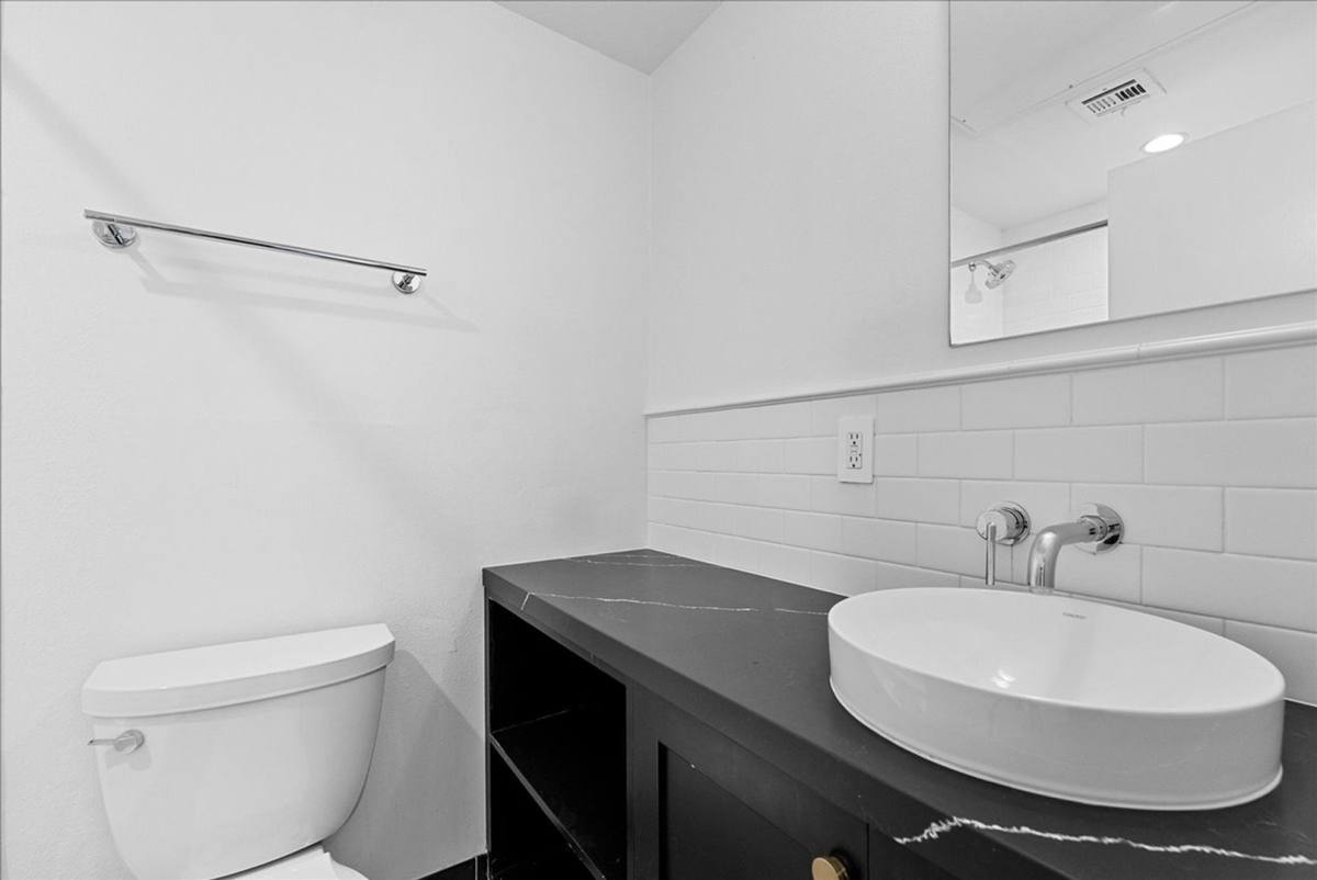 Apartment for rent at 135 N Doheny Dr #202, Los Angeles, CA 90048