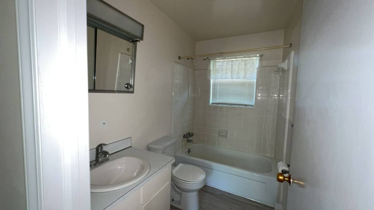 Apartment for rent at 1041-1043 Jeanette Ave, Vinton, VA 24179