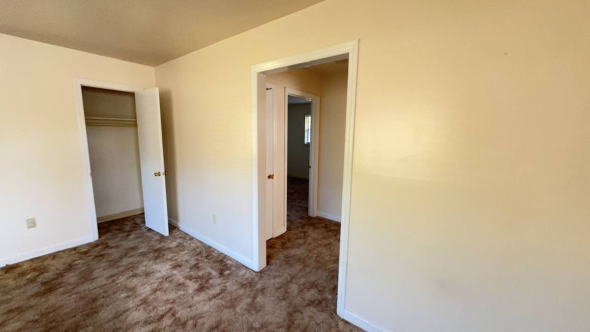 Apartment for rent at 1041-1043 Jeanette Ave, Vinton, VA 24179