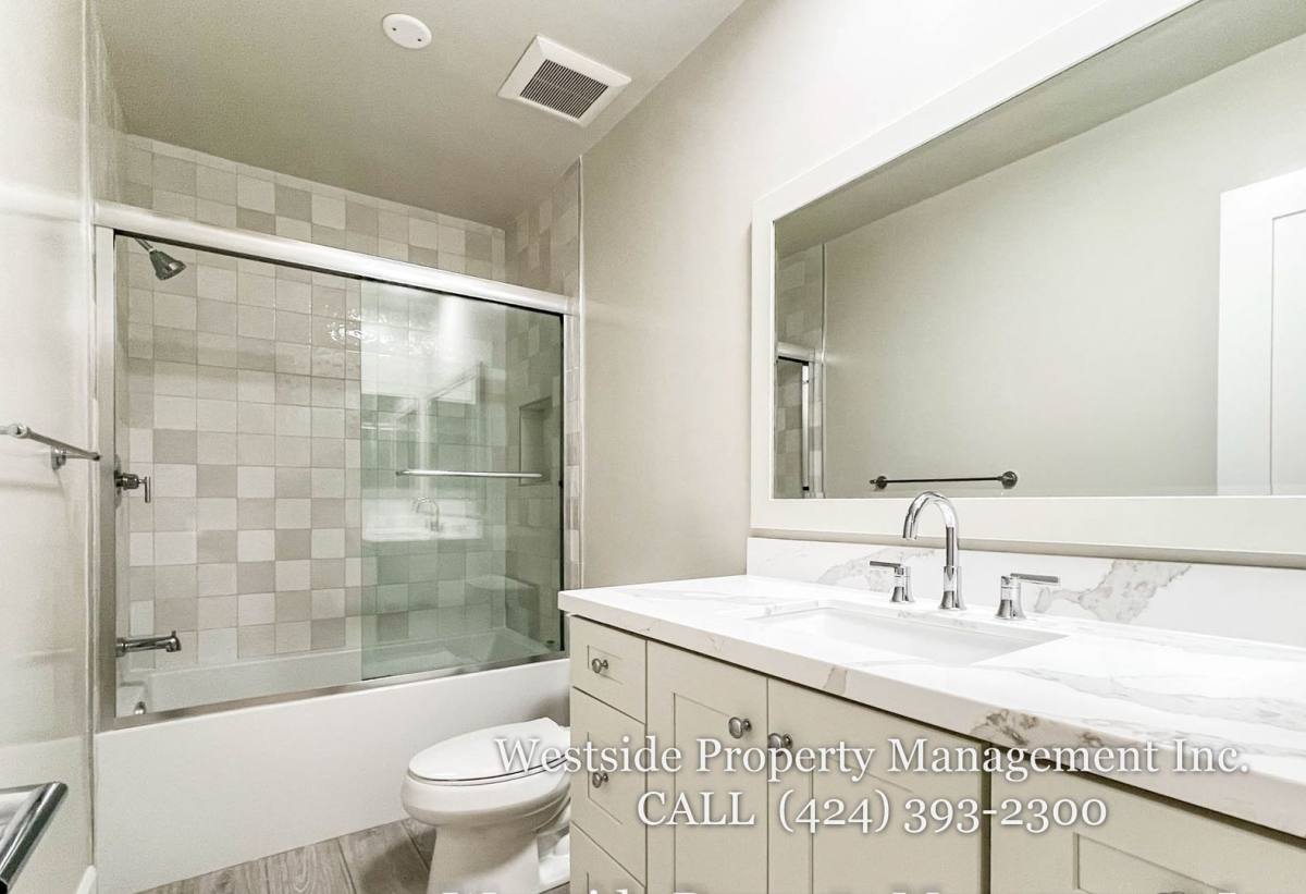 Apartment for rent at 942 7th St #5, Santa Monica, CA 90403
