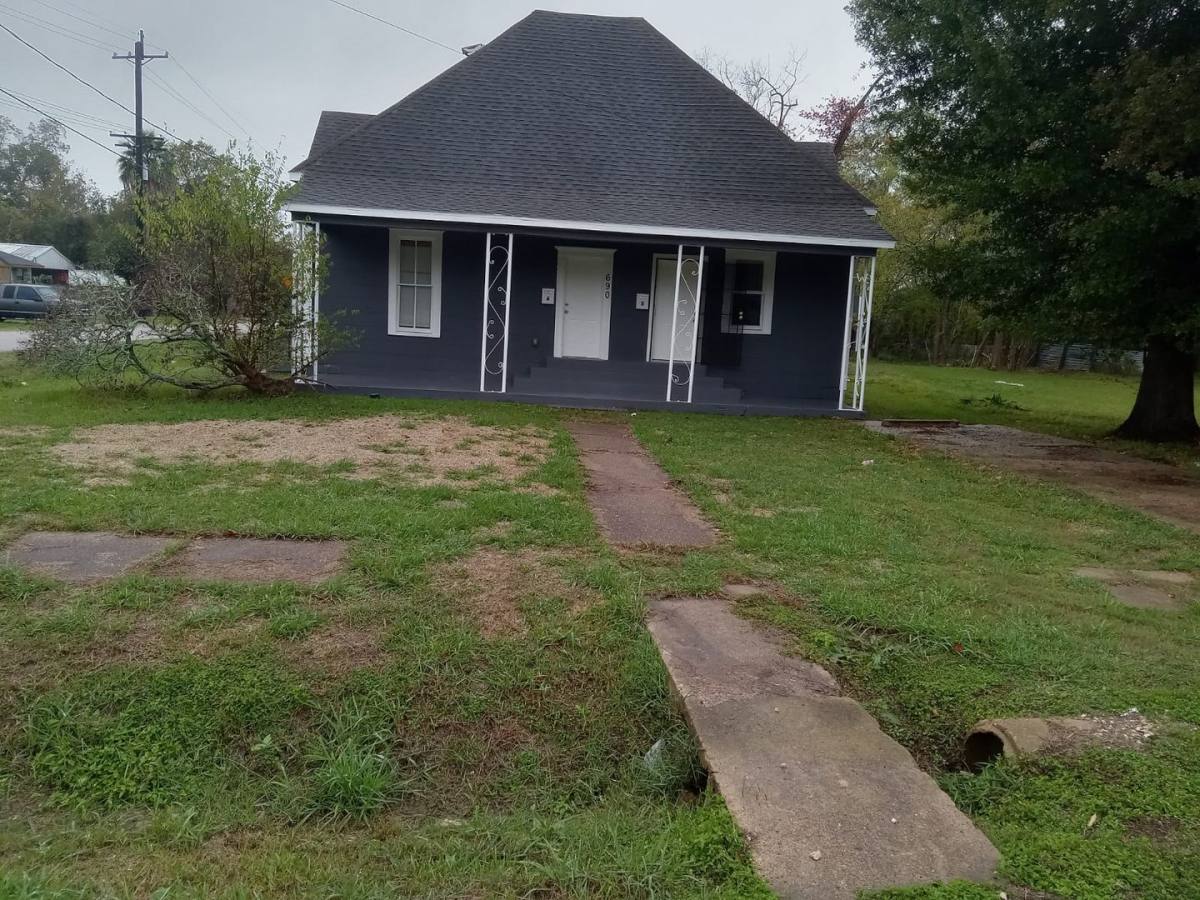Apartment for rent at 690 Ave E, Beaumont, TX 77701