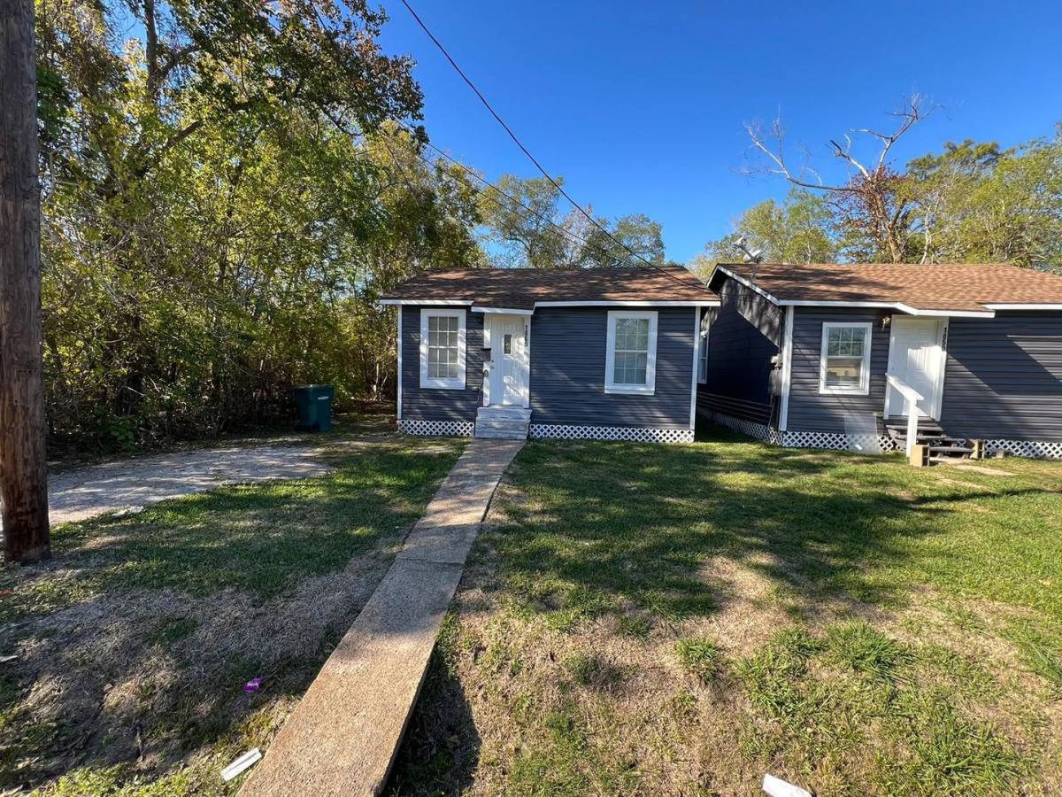 Apartment for rent at 690 Ave E, Beaumont, TX 77701